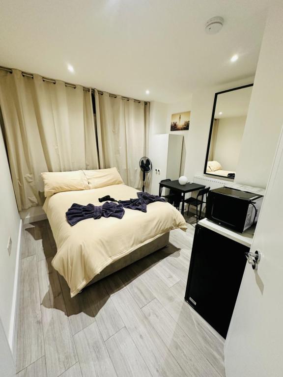 ein Schlafzimmer mit einem großen Bett und einem Spiegel in der Unterkunft Studio near Piccadilly Circus in Bellaghy