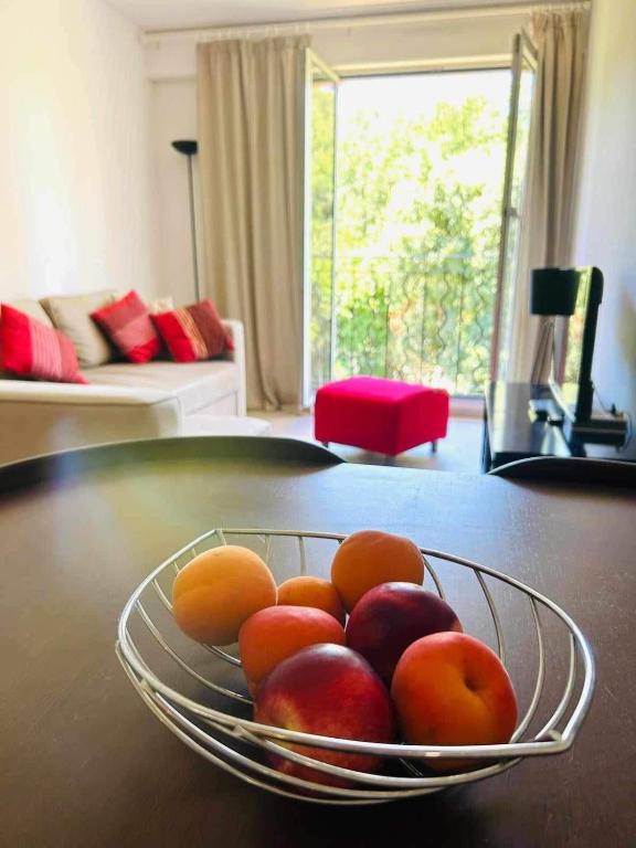 - un bol de fruits sur une table dans le salon dans l'établissement Heraclee, à Saint-Tropez