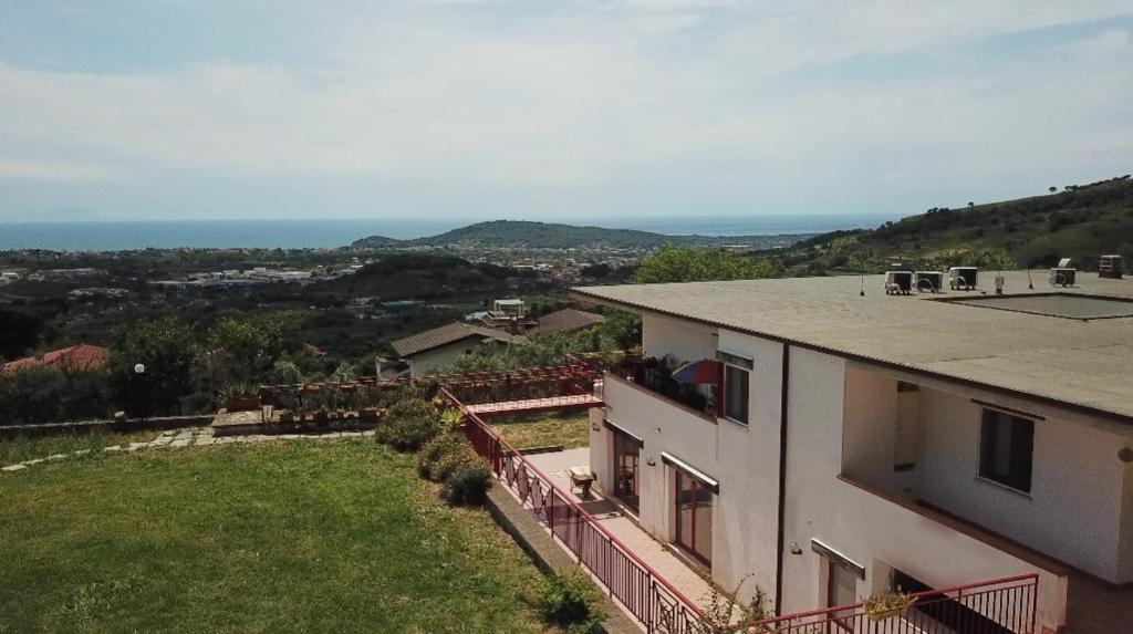 een huis met een balkon en uitzicht op de oceaan bij Giada Casa Vacanze in Spigno Saturnia