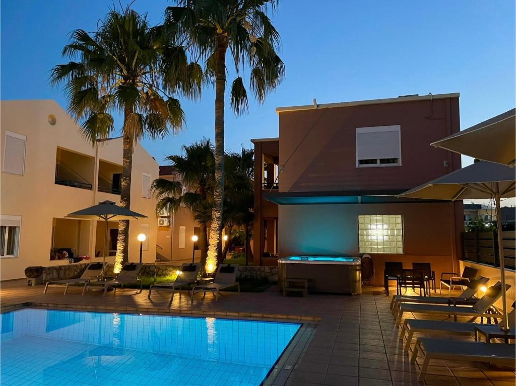 Bazén v ubytovaní Theos Holidays Apartments alebo v jeho blízkosti
