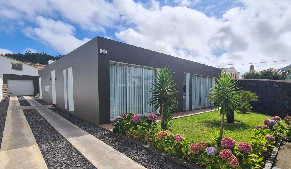 uma casa moderna com um pátio com plantas em Magnolia Residence - In the Center of the Island na Ribeira Grande