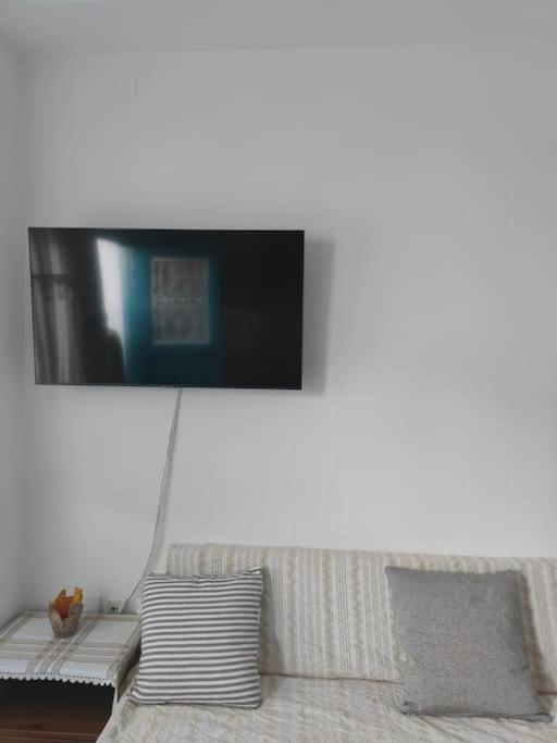 TV a/nebo společenská místnost v ubytování Nianiari house