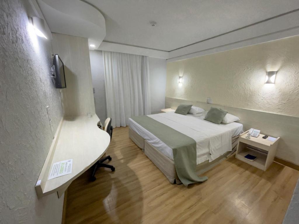 Cama ou camas em um quarto em Marante Plaza Hotel