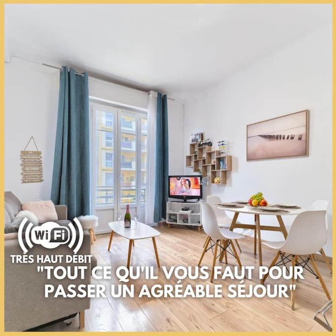 un salon avec un canapé et une table dans l'établissement Centre Ville- Superbe Appartement T2-Cosy-Wifi, à Nice