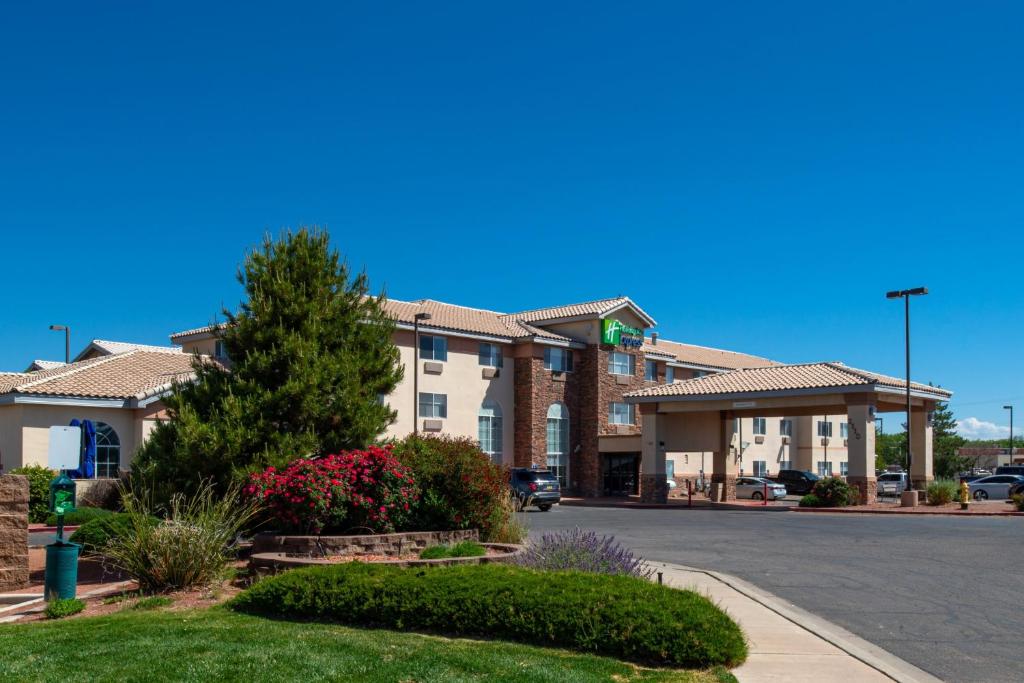 Una vista de un hotel con estacionamiento. en Holiday Inn Express &amp; Suites Farmington Bloomfield by IHG, en Farmington
