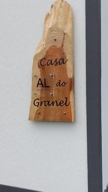 a sign on a wall that reads casa all ashamed at Casa do Granel in Sete Cidades