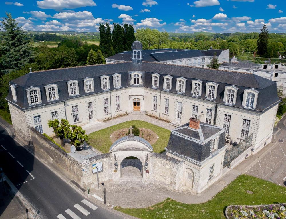 an aerial view of a large white building with a courtyard at Hotel Beauvilliers in Saint-Aignan