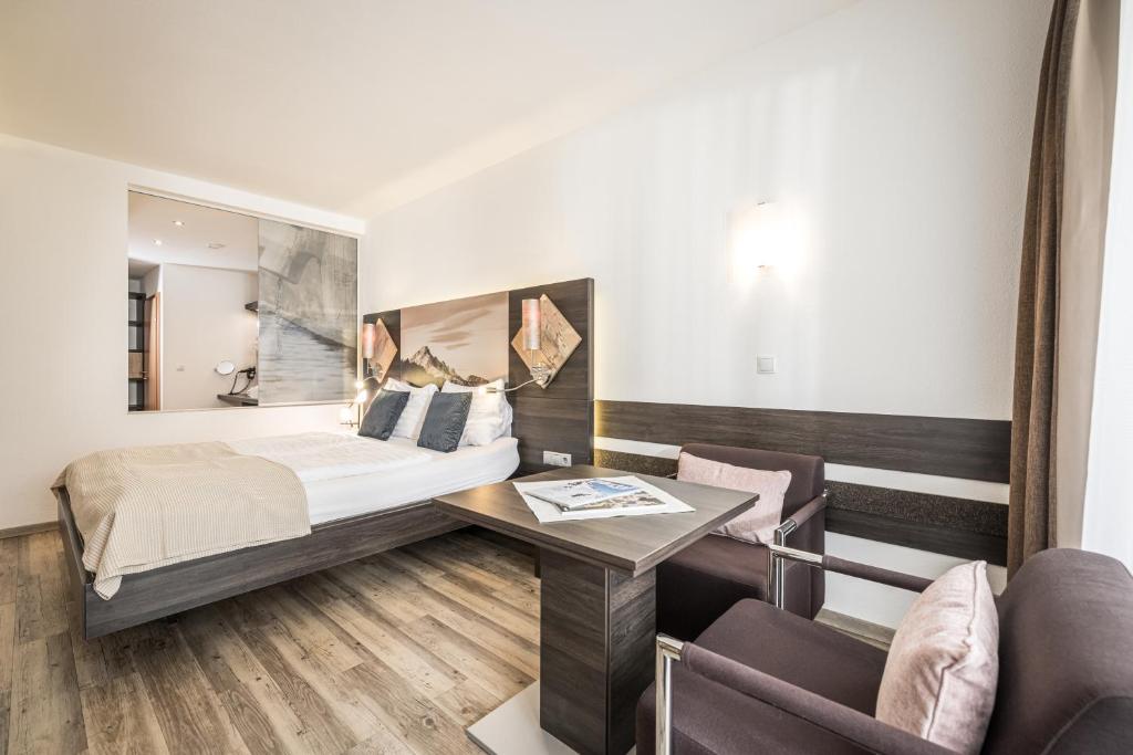 Postel nebo postele na pokoji v ubytování zum Senner Suites Zillertal