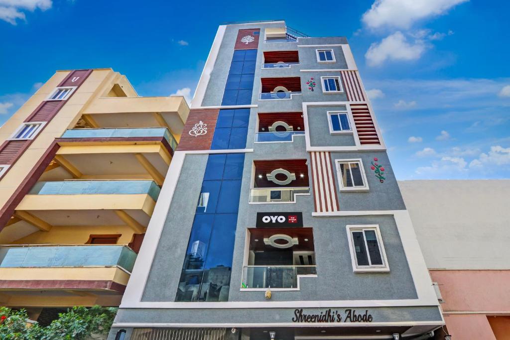 un edificio alto con muchas ventanas. en Collection O SV Delight Inn, en Hyderabad