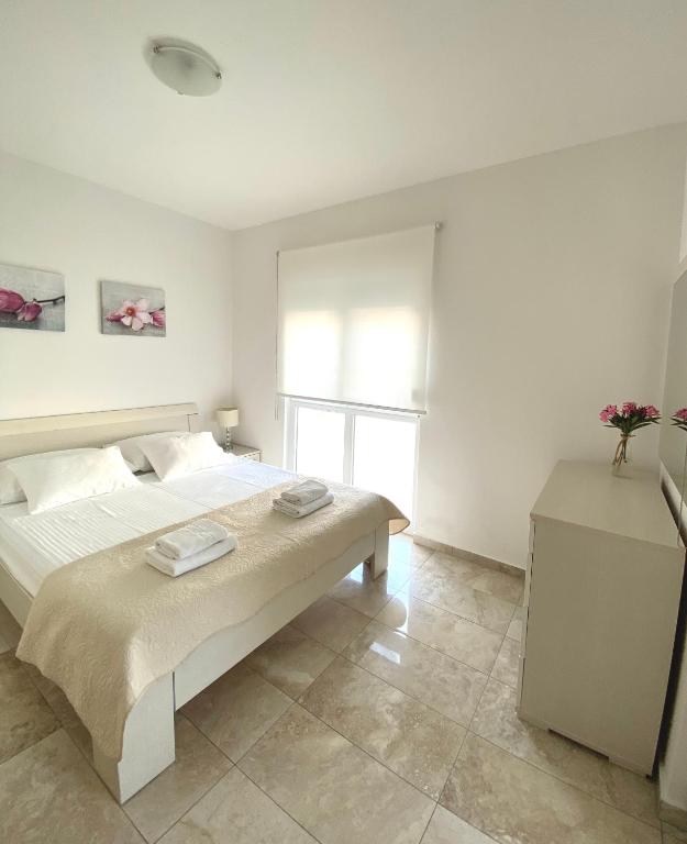 Posteľ alebo postele v izbe v ubytovaní Apartmani Villa Adriatic