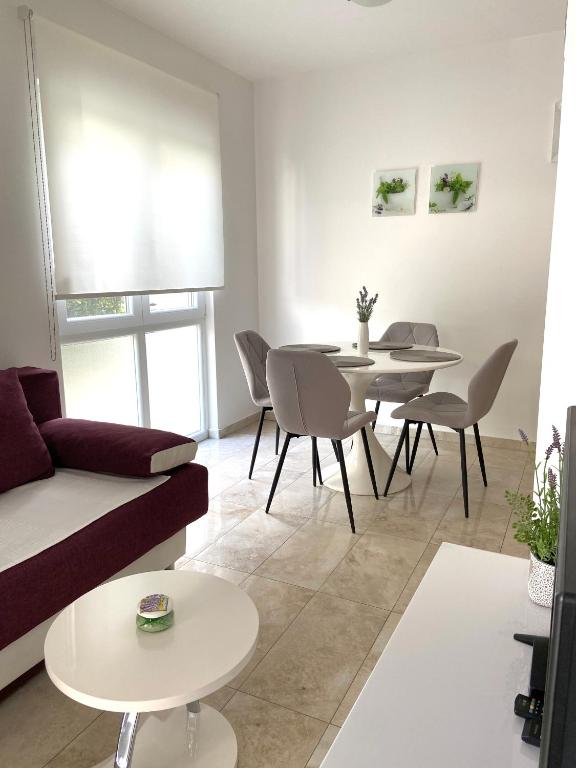 Posedenie v ubytovaní Apartmani Villa Adriatic