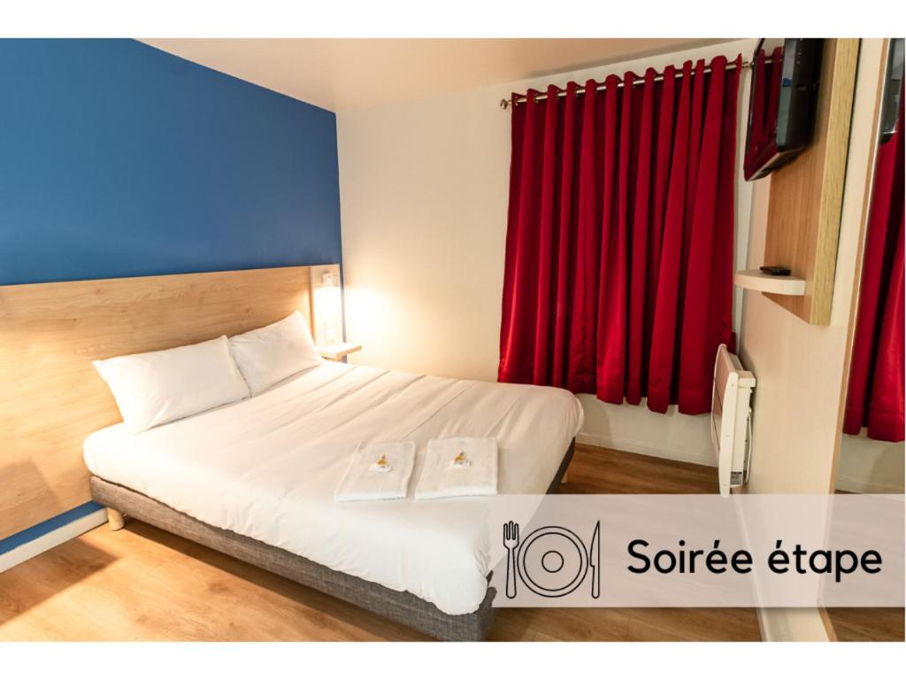 ein Schlafzimmer mit einem Bett mit einem roten Vorhang in der Unterkunft BRIT Hotel Rouen Nord - Barentin in Barentin