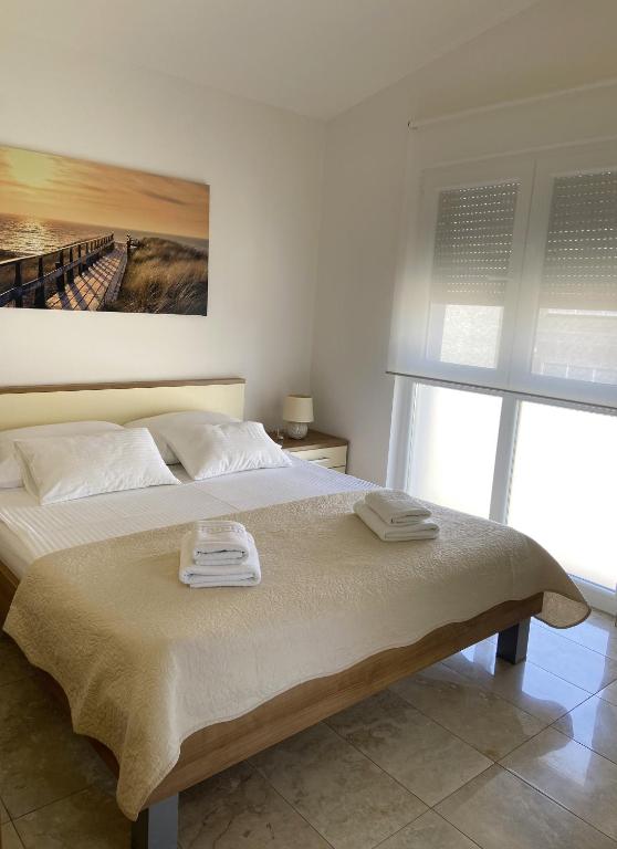 Posteľ alebo postele v izbe v ubytovaní Apartmani Villa Adriatic