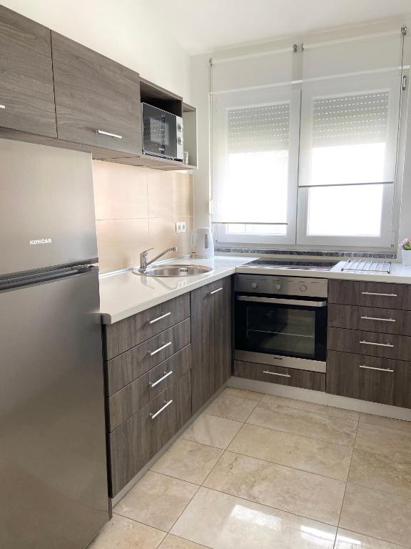 Kuchyňa alebo kuchynka v ubytovaní Apartmani Villa Adriatic