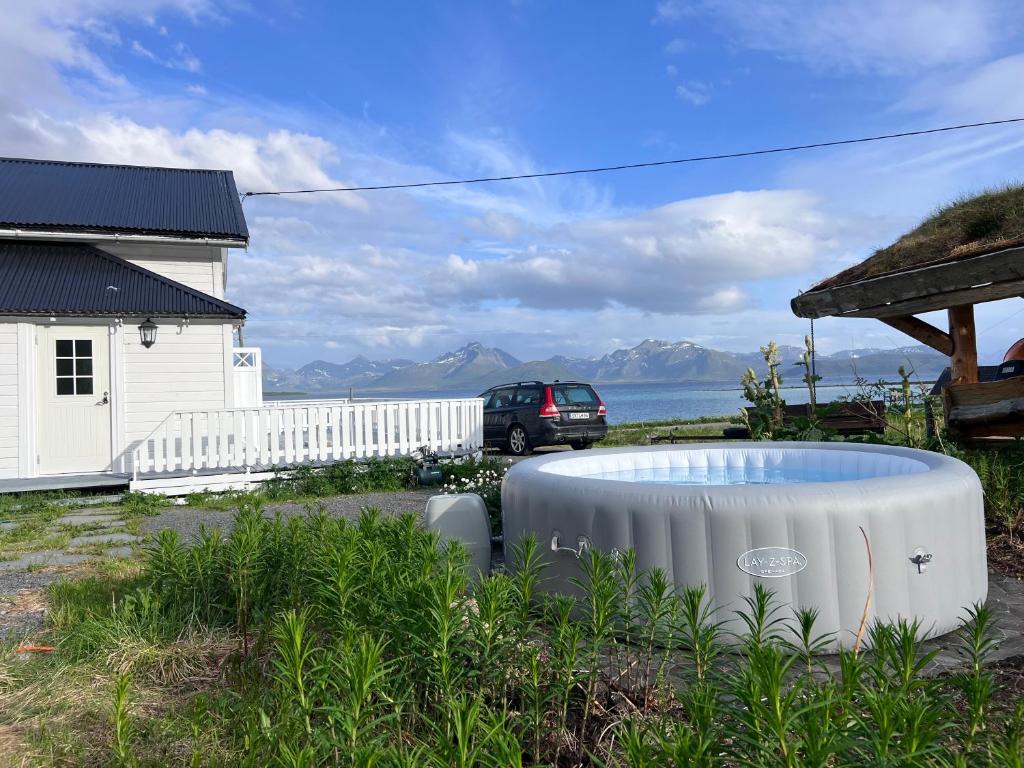 NygardにあるHouse with Whirlpoolの家の隣の庭に駐車した車