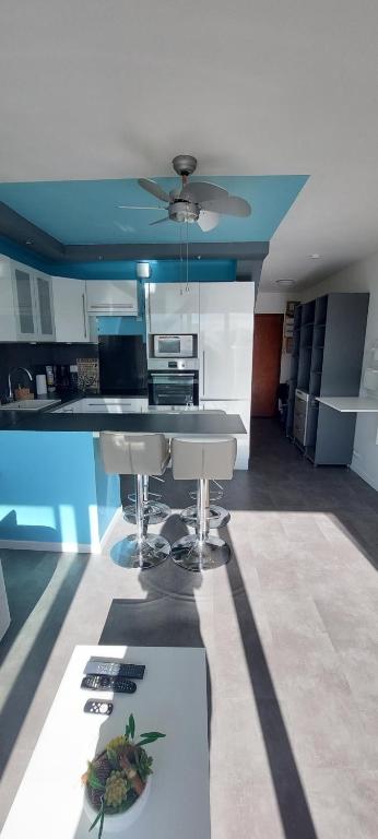 une cuisine avec une table et une assiette de nourriture dans l'établissement Beau studio mer, à Saint-Cyprien