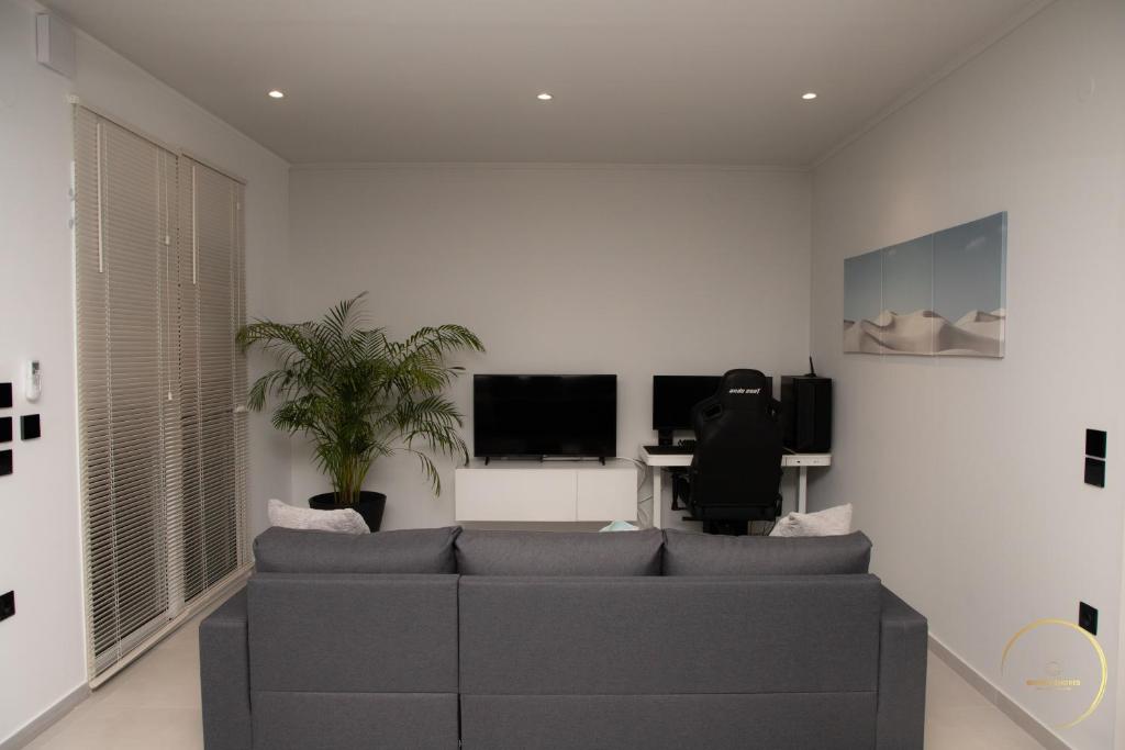 TV a/nebo společenská místnost v ubytování Sunset Shores Mola Kaliva