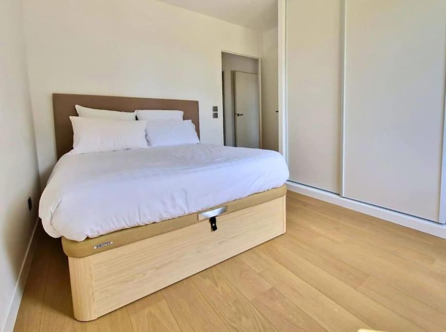 Postel nebo postele na pokoji v ubytování Sublime appartement 4 étoiles neuf T3 àPuteaux 61m2 proche La Défense, 10m2 de terrasse avec magnifique vue