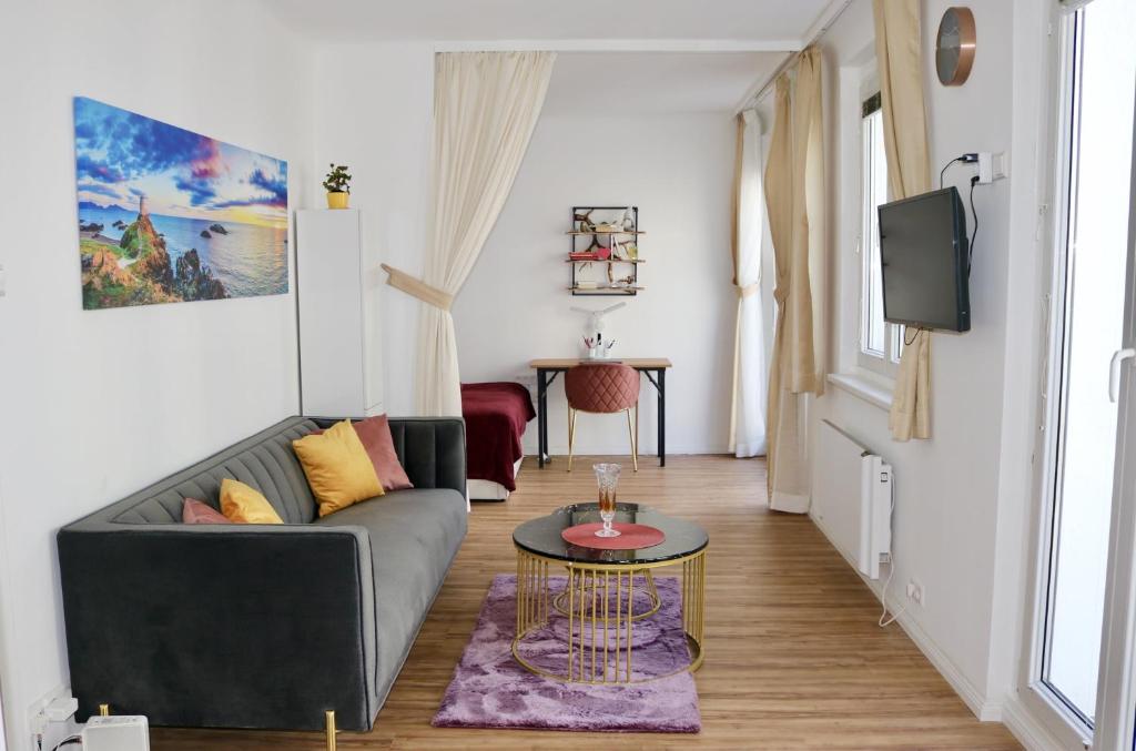 NEW City Terrace Apartment And Open Kitchen