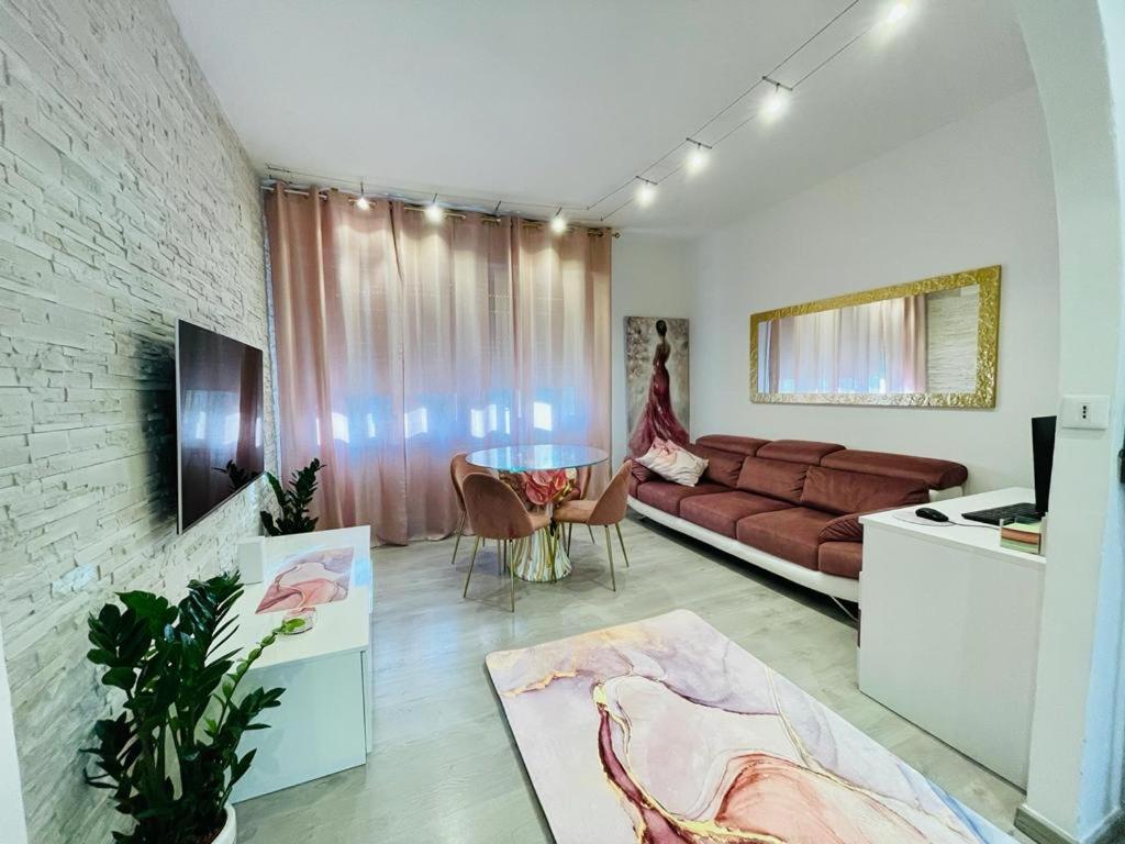 ein Wohnzimmer mit einem Sofa und einem Tisch in der Unterkunft Lady Hana in Marghera