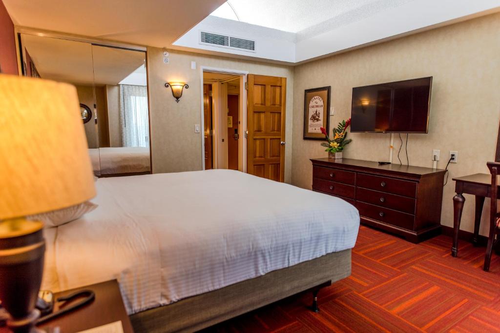 Howard Johnson by Wyndham Anaheim Hotel and Water Playground photo