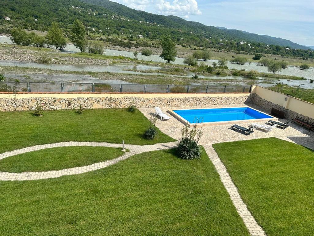 Bazén v ubytování Aragvi Riverside nebo v jeho okolí