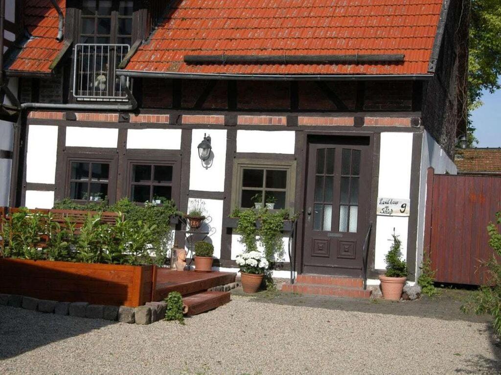 ein kleines Haus mit Pflanzen davor in der Unterkunft Attractive apartment in Katzweiler in Brakel