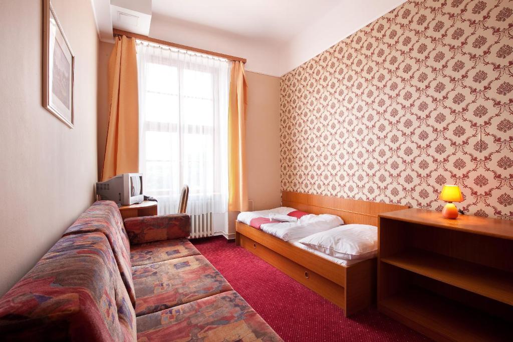 Postel nebo postele na pokoji v ubytování Hotel U Černého orla