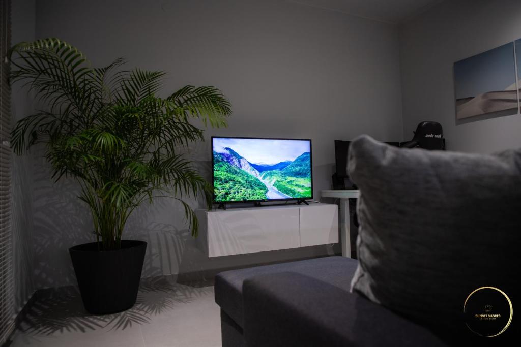 TV a/nebo společenská místnost v ubytování Sunset Shores Mola Kaliva