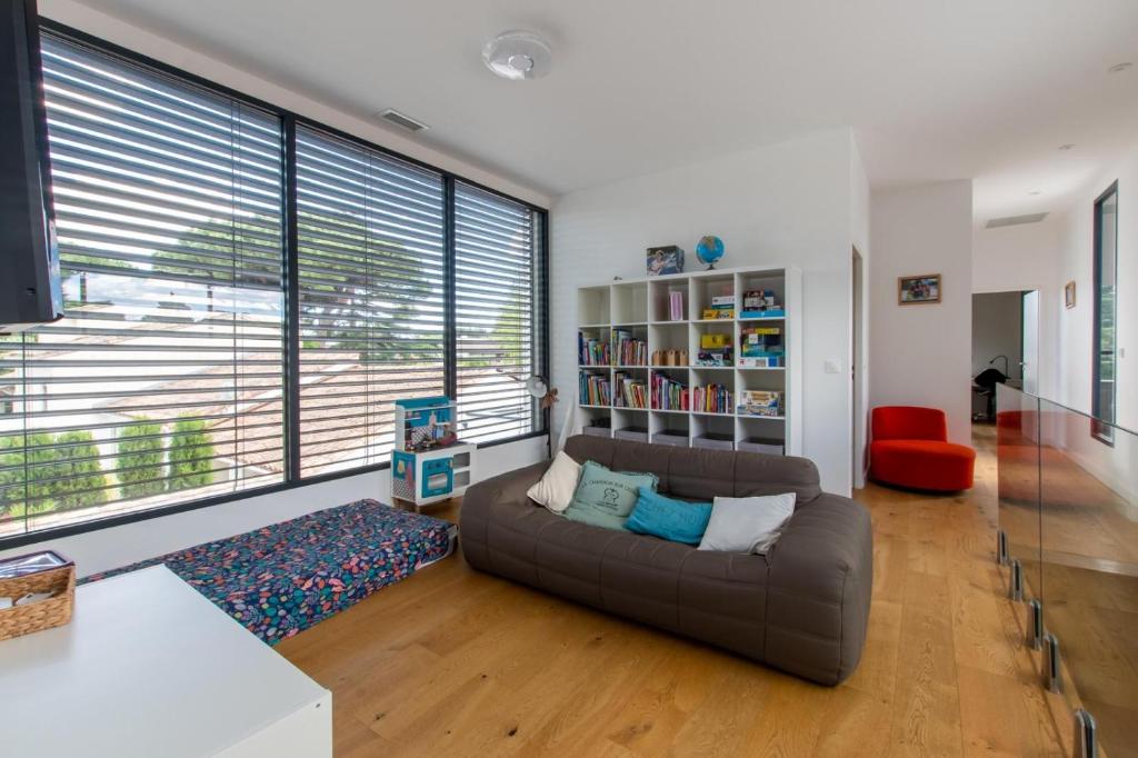 Posedenie v ubytovaní LA CONTEMPORAINE au calme avec sa piscine, wifi fibre, 8 personnes
