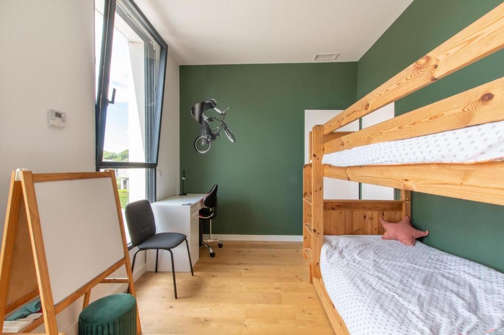 Posteľ alebo postele v izbe v ubytovaní LA CONTEMPORAINE au calme avec sa piscine, wifi fibre, 8 personnes