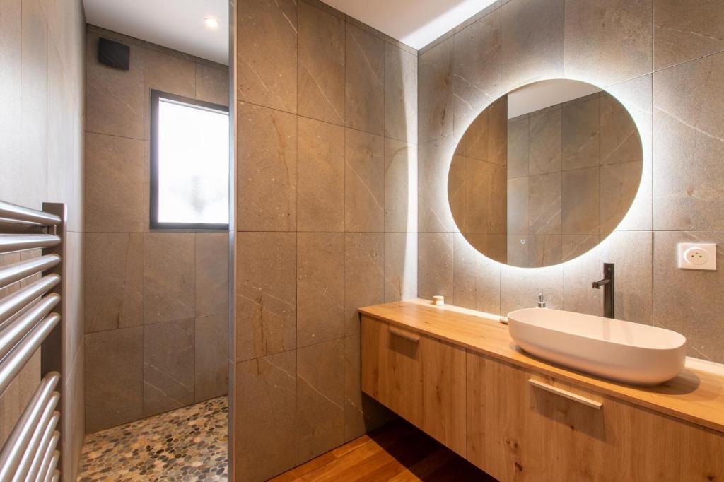 Kúpeľňa v ubytovaní LA CONTEMPORAINE au calme avec sa piscine, wifi fibre, 8 personnes