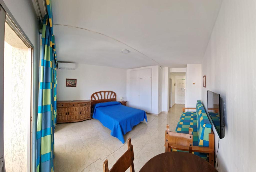 A bed or beds in a room at Benal Beach Holidays
