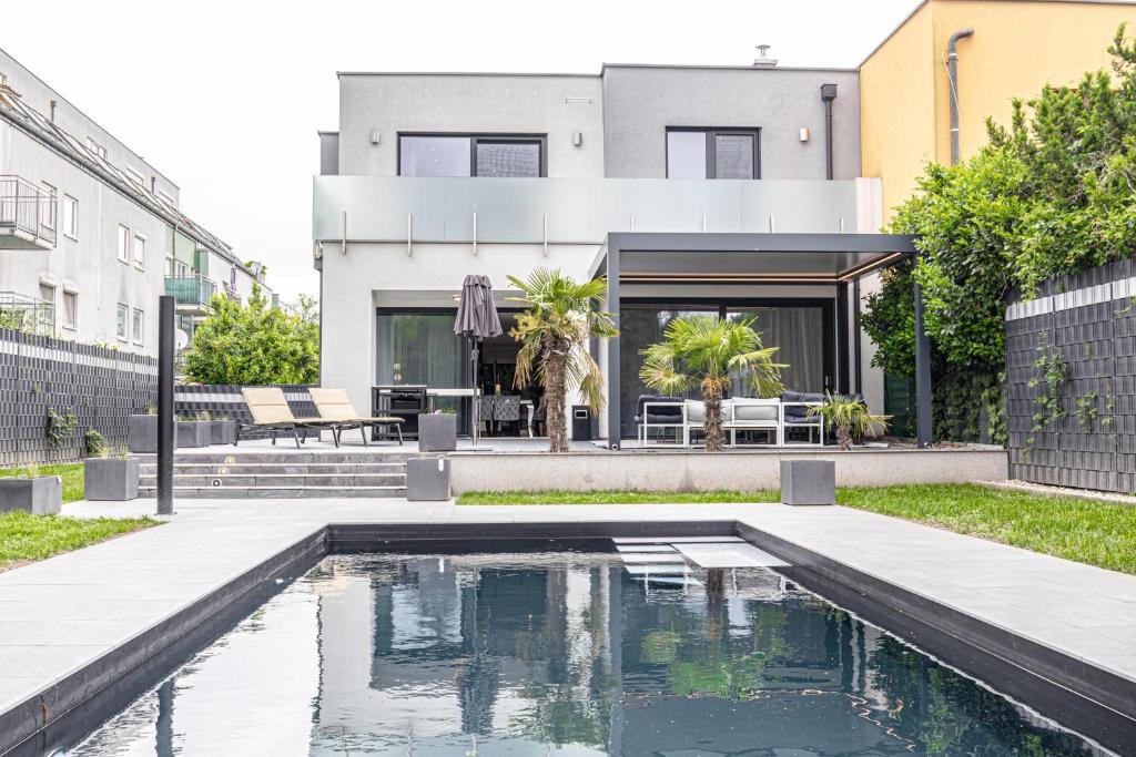 Bazén v ubytování Luxury Vienna 6BR Villa with Private Pool & Sauna - Pets allowed nebo v jeho okolí