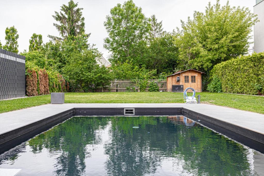 Bazén v ubytování Luxury Vienna 6BR Villa with Private Pool & Sauna - Pets allowed nebo v jeho okolí