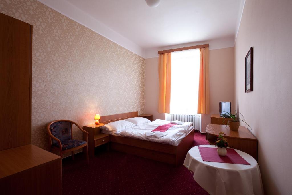 Postel nebo postele na pokoji v ubytování Hotel U Černého orla