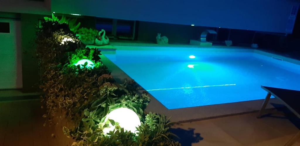 ein großer Pool mit Lichtern in einem Haus in der Unterkunft Villa Slavica in Poreč