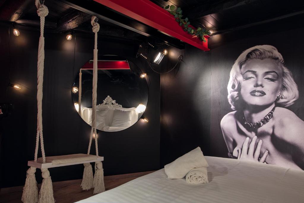 une chambre avec une photo d'une femme sur le mur dans l'établissement UnSejourAMetz - Le cinéma de Marilyn, à Metz