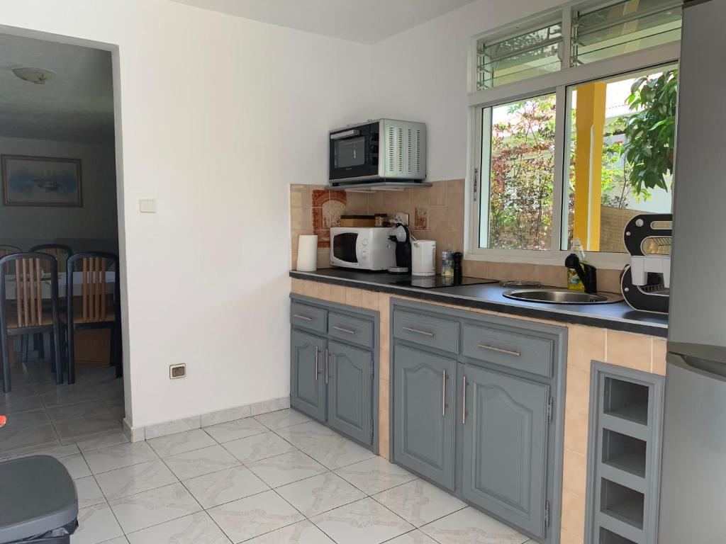 Kuchyň nebo kuchyňský kout v ubytování Bas de villa de 3 chambres et spa