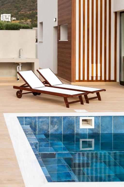 Bazén v ubytování Santa Barbara Seafront villas w jacuzzi pool nebo v jeho okolí
