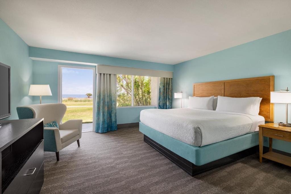 Holiday Inn Resort Jekyll Island, an IHG Hotel - Deluxe King Room - Mobiliteit Access Roll In Douche/niet -roken