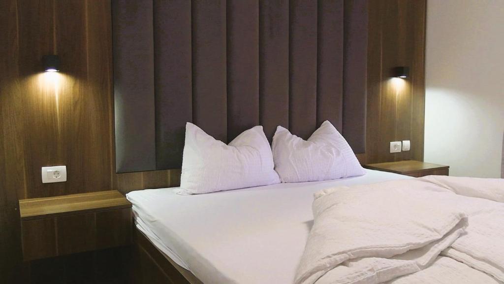 Ένα ή περισσότερα κρεβάτια σε δωμάτιο στο Villa Villela Mandre - The Ideal Luxury Coastal Family Paradice with Private Heated Pool & Seaview