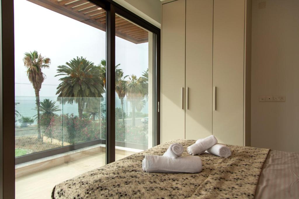 Postel nebo postele na pokoji v ubytování Santa Barbara Seafront villas w jacuzzi pool