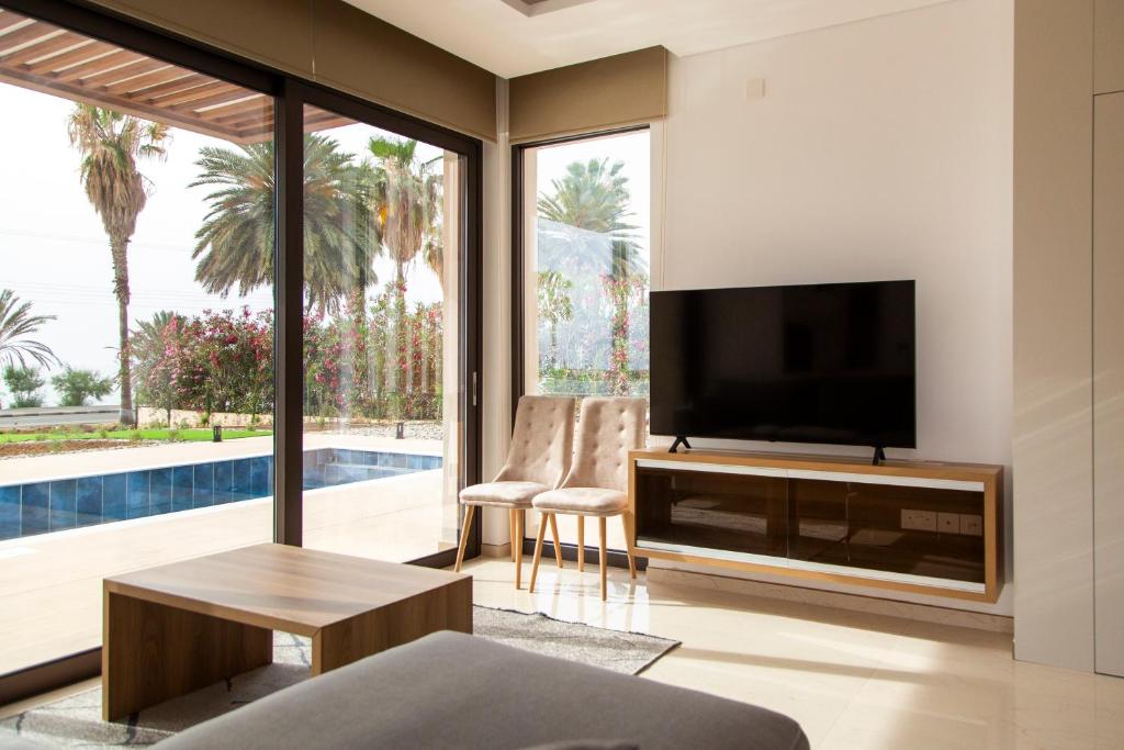 TV a/nebo společenská místnost v ubytování Santa Barbara Seafront villas w jacuzzi pool