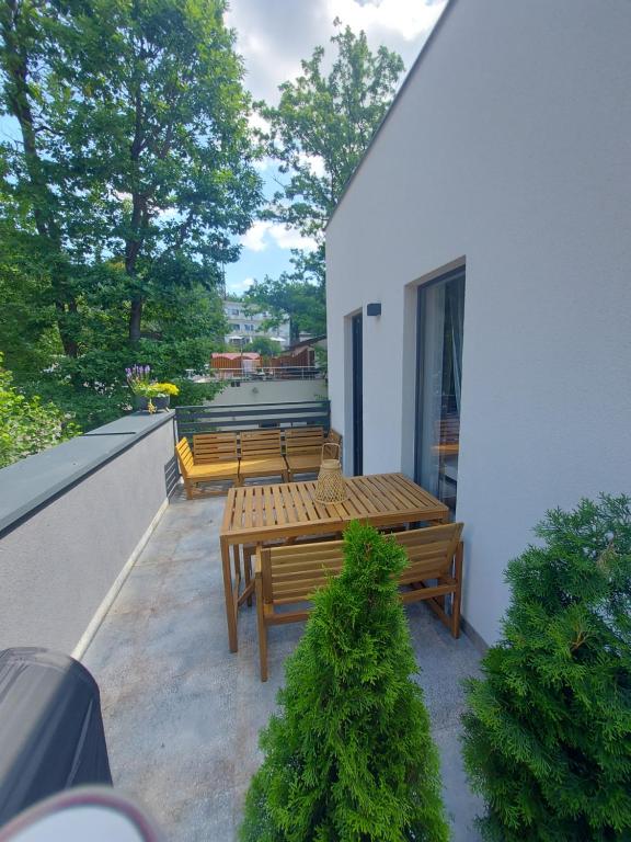 En balkon eller terrasse på Apartamenty Leśna Oaza