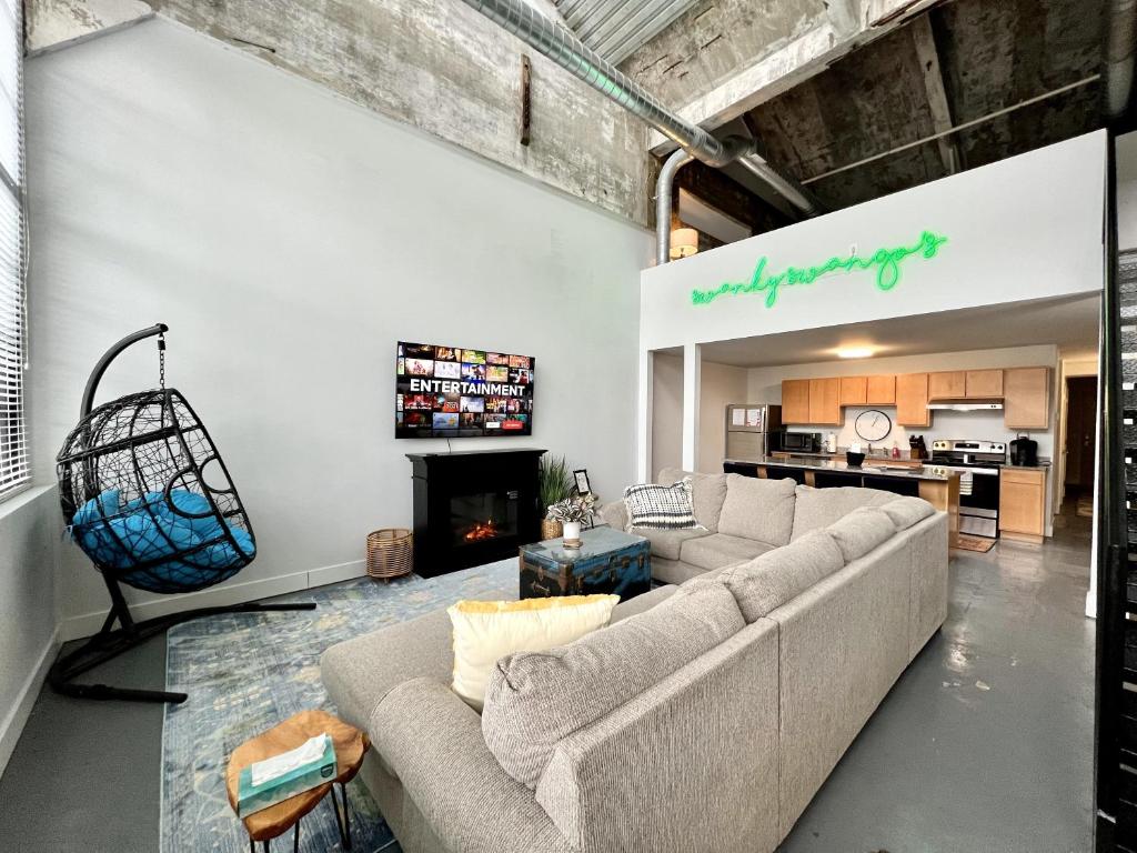 Χώρος καθιστικού στο Swanky loft at Historic Peters Cartridge Factory