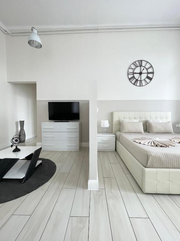 Trigon Palace - Two-Bedroom Apartment With City View