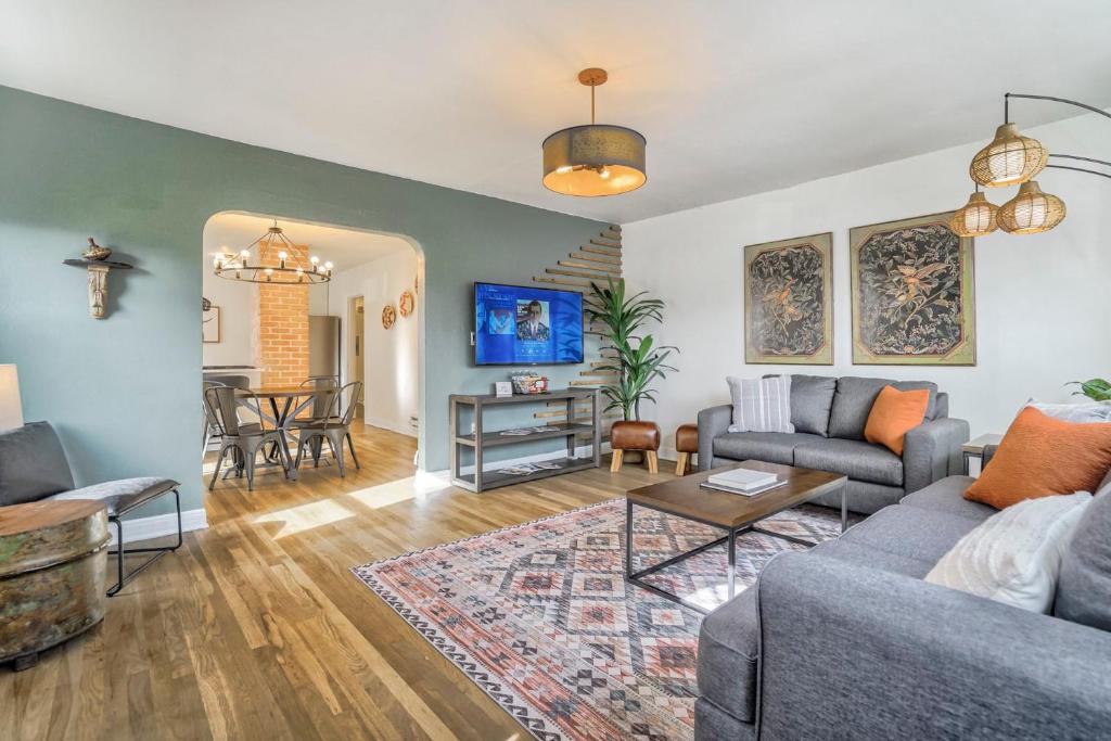 a living room with a couch and a table at Pikes Breeze - Premier Locale Workcation Hub in Colorado Springs