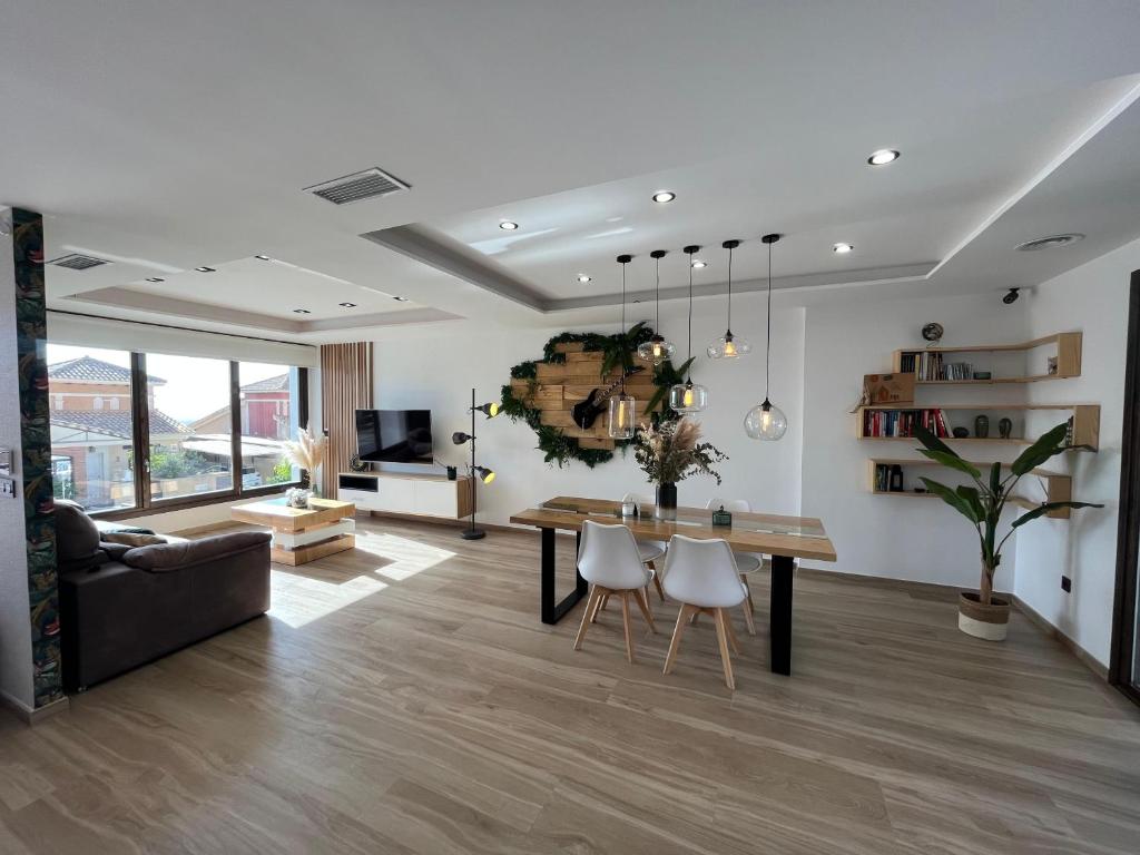 a living room with a table and chairs and a couch at OASIS PRESTIGIO in Huétor Vega