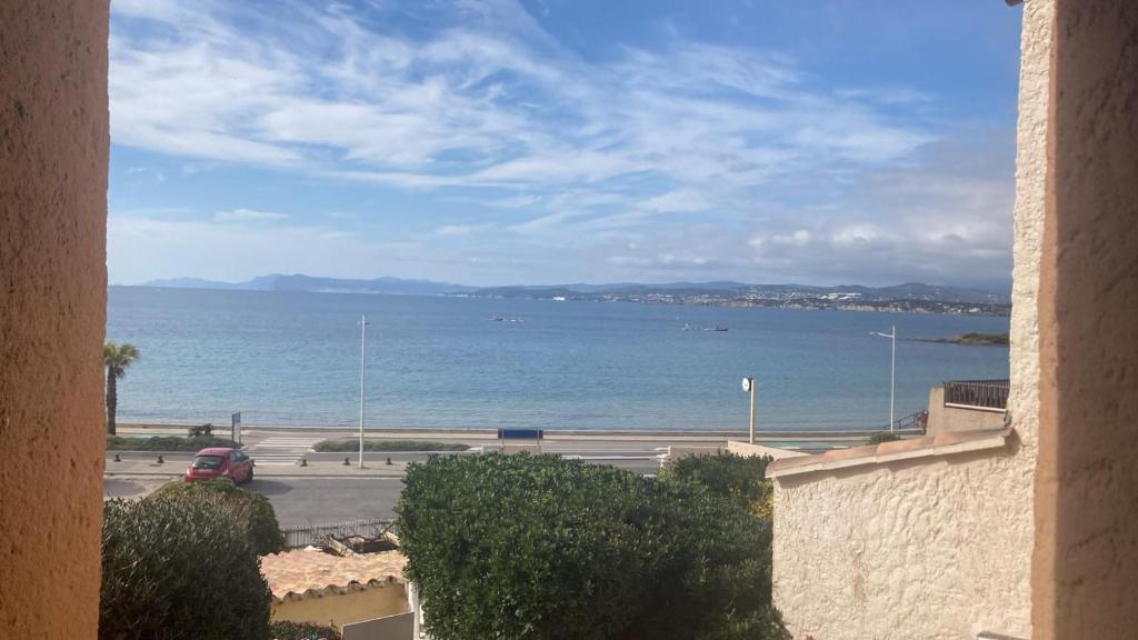 une vue sur l'océan depuis un immeuble dans l'établissement Studio accès plage, à Six-Fours-les-Plages